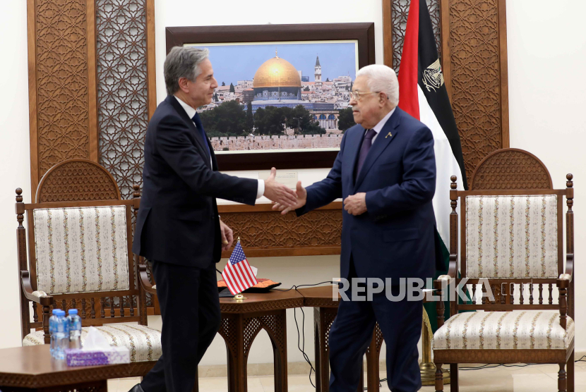 Menteri Luar Negeri AS Antony Blinken (Kiri) bertemu dengan Presiden Palestina Mahmoud Abbas (kanan) di kota Ramallah, Tepi Barat, 05 November 2023.