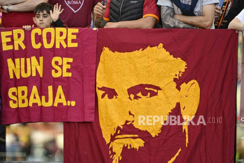 Supporters of Roma cheer with banners ahead of the Serie A soccer match between AS Roma and SS Lazio, in Rome, Italy, 06 April 2024.  