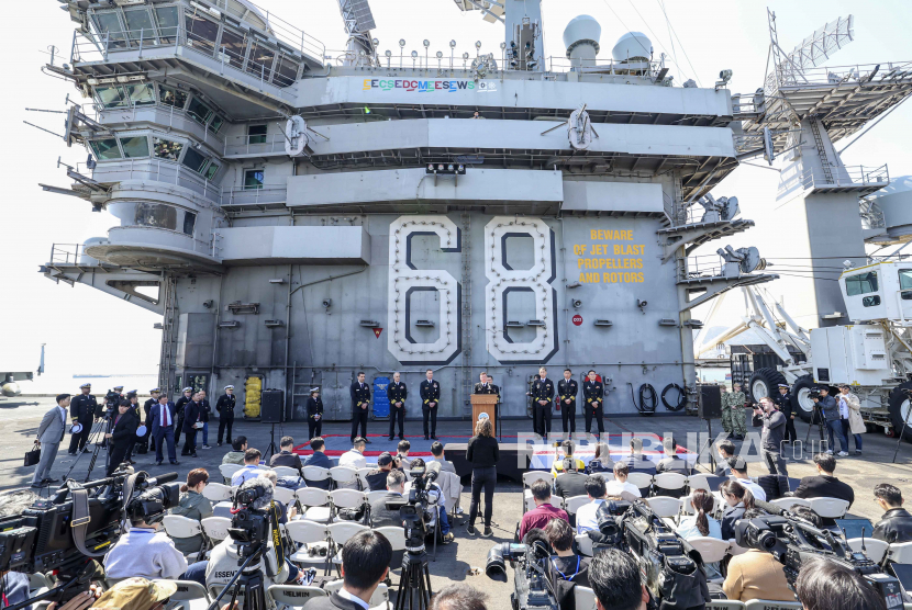  Korea Selatan-A.S. konferensi pers bersama berlangsung di geladak kapal induk USS Nimitz di pangkalan angkatan laut Korea Selatan di Busan, Korea Selatan, Selasa (28/3/2023). Kapal induk bertenaga nuklir itu memasuki pangkalan pada hari sebelumnya untuk latihan bersama.