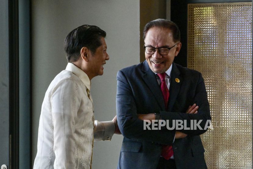 Presiden Ferdinand Marcos Jr sedang berbincang dengan Perdana Menteri Malaysia Anwar Ibrahim. 