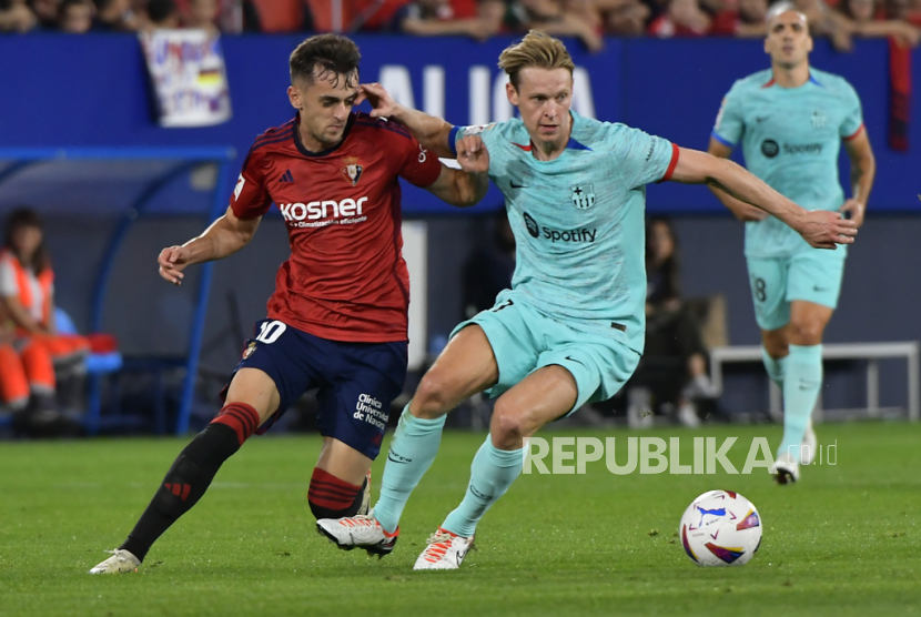 Frenkie De Jong (kanan)