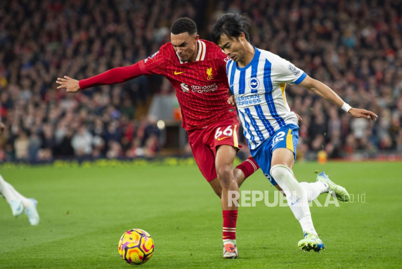 Pemain Liverpool Trent Alexander-Arnold (Kiri).