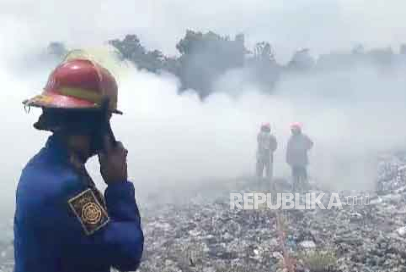 Kebakaran terjadi di area eks tempat pembuangan akhir (TPA) Cicabe, Kelurahan Jatihandap, Kecamatan Mandalajati, Kota Bandung, Jawa Barat, Senin (18/9/2023).