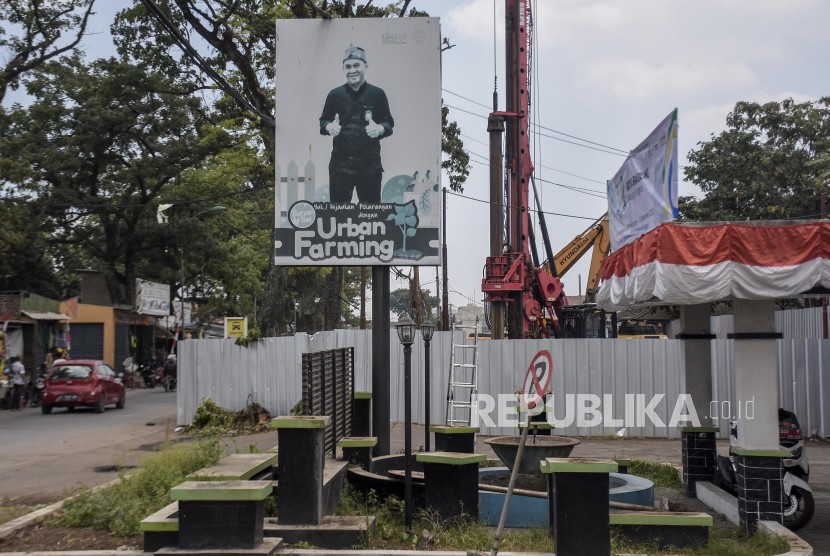 Pekerja menggunakan alat berat menyelesaikan proyek Flyover Ciroyom di depan Rumah Potong Hewan (RPH) Ciroyom. Plh Walkot Bandung mengingatkan proyek flyover jangan merusak heritage RPH Ciroyom.