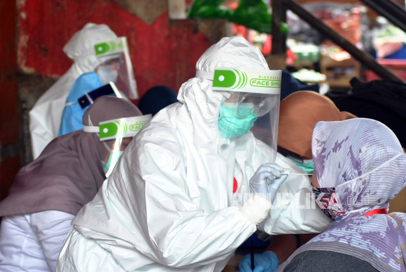 Petugas medis dari Dinas Kesehatan Kota Bogor melakukan tes swab 