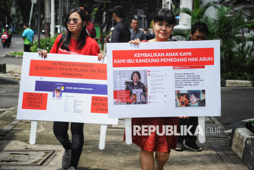 Para Ibu dan korban penculikan anak oleh orang tua kandung dengan membawa poster berjalan menuju posko layanan  Lapor Mas Wapres di Istana Wapres, Jakarta, Selasa (11/2/2024). Para Ibu dan korban penculikan anak oleh orang tua kandung tersebut menuntut keadilan dan perlindungan hukum atas ketidakadilan yang mereka alami, khususnya penerapan Putusan MK tentang pasal 330 tentang Parental Abduction. Para ibu yang mengalami kasus ini pun melakukan aduan kepada Wakil Presiden melalui Lapor Mas Wapres dan berharap Wapres akan terketuk hatinya dan membantu para Ibu-ibu ini untuk segera memeluk buah hati yang mereka lahirkan, kembali dengan segera. Parental abduction adalah tindakan penculikan yang dilakukan oleh orang tua kandung, biasanya ini terjadi ketika kedua orang tua sedang dalam hubungan yang tidak baik atau dalam proses perpisahan.