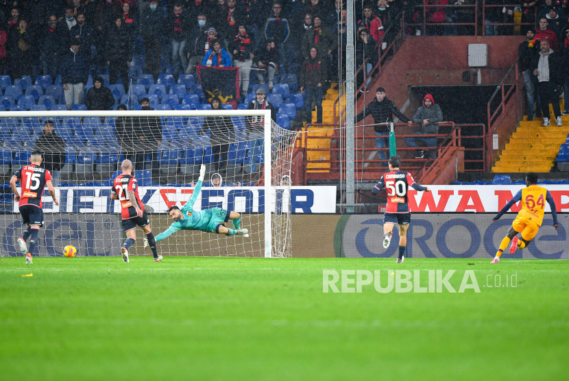 Felix Afena-Gyan (kanan) dari Roma mencetak gol pembuka pada pertandingan sepak bola Serie A Italia Genoa CFC vs AS Roma di stadion Luigi Ferraris di Genoa, Italia, Senin (22/11) dini hari WIB.