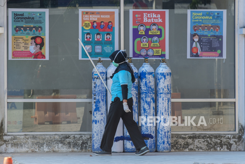 Seorang petugas kebersihan melintas di dekat ruang perawatan di Rumah Sakit Umum Daerah (RSUD) Anutapura, Palu, Sulawesi Tengah, Rabu (18/3/2020). (Antara/Basri Marzuki)