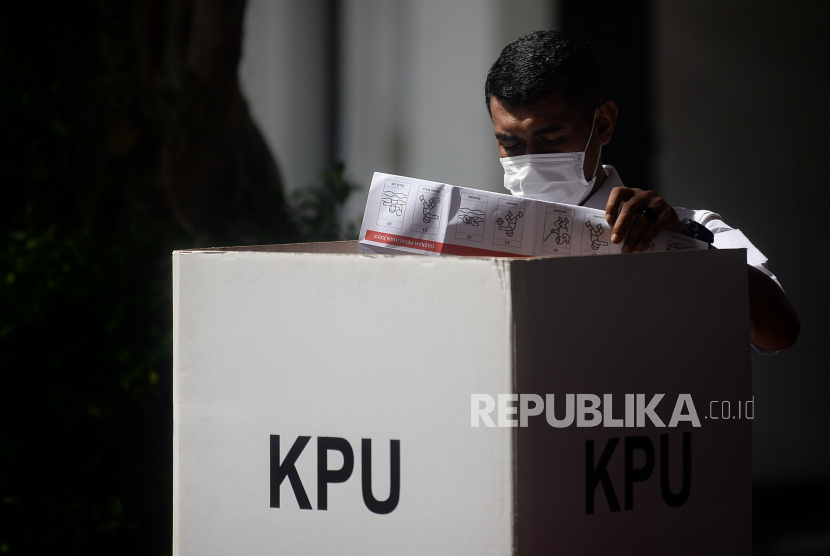 Peserta mengikuti simulasi pemungutan dan penghitungan suara dengan desain surat suara dan formulir yang disederhanakan untuk pemilu tahun 2024 di Halaman Kantor KPU, Jakarta, Selasa (22/3/2022). Simulasi ini jadi penegasan bahwa Pemilu 2024 tidak akan ditunda. 