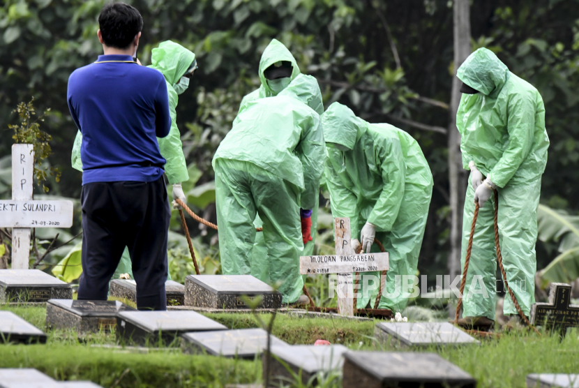Anies: Petugas Pemakaman Terpapar Covid-19 Terima Insentif. Petugas pemakaman menurunkan peti jenazah pasien Covid-19 di TPU Pondok Ranggon, Jakarta.