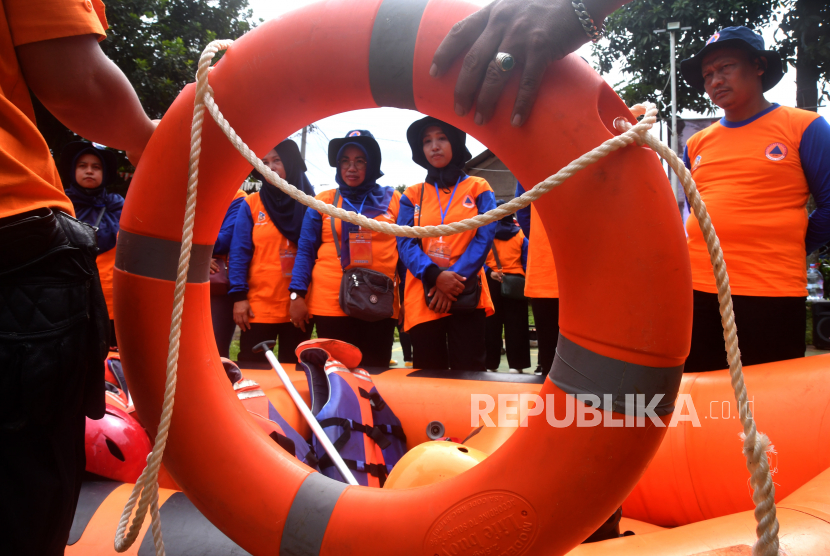 Sejumlah peserta mendengarkan penjelasan tentang penggunaan perahu karet dan peralatannya saat pelatihan penanggulangan bencana alam di Kelurahan Curug, Kota Bogor, Jawa Barat, Rabu (5/10/2022). BPBD Kota Bogor mengimbau warga siaga bencana akibat angin kencang dan hujan deras.
