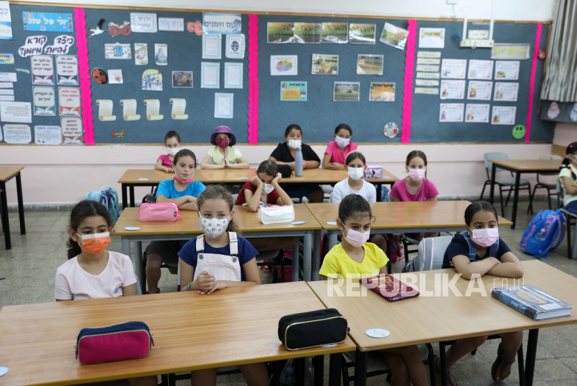  Anak-anak menghadiri kelas di sekolah dasar pada hari pertama sekolah di Yerusalem, Israel, 01 September 2021. Menteri Pendidikan Israel Yifat Shasha-Biton telah menyetujui buku pelajaran baru yang mengajarkan tentang identitas Yahudi. 