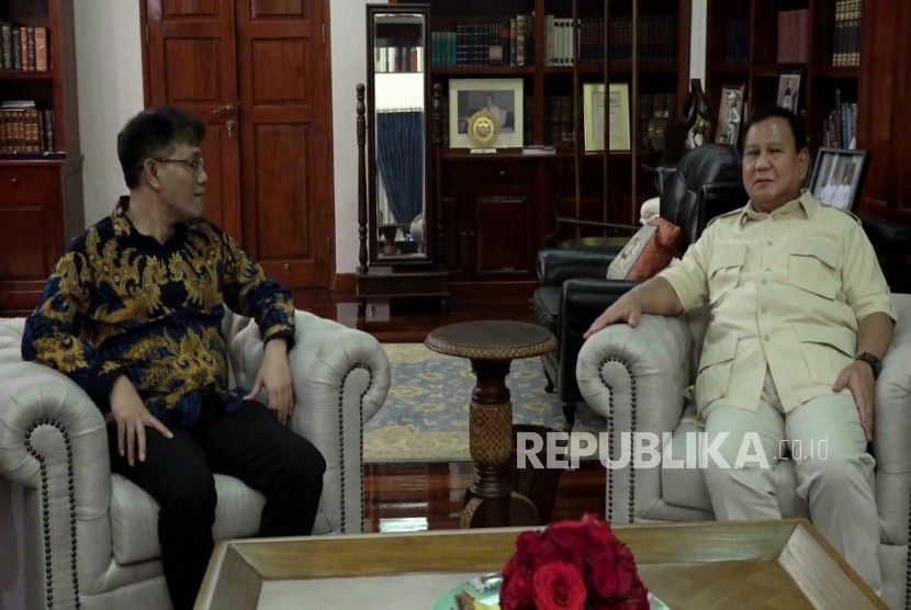 Politisi PDIP Budiman Sudjatmiko berbicara dengan Ketua Umum Partai Gerindra Prabowo Subianto di kediaman mantan Danjen Kopassus itu di Jakarta, Selasa (18/7/2023) malam.