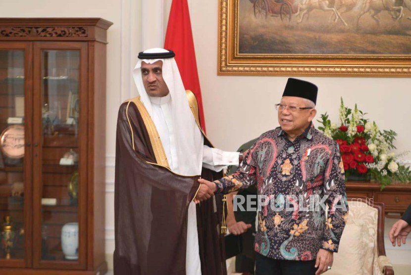 Wakil Presiden KH Maruf Amin saat menerima Duta Besar Arab Saudi untuk Republik Indonesia Faisal Bin Abdullah Al Amudi di Istana Wakil Presiden, Jakarta, Senin (28/8/2023). 