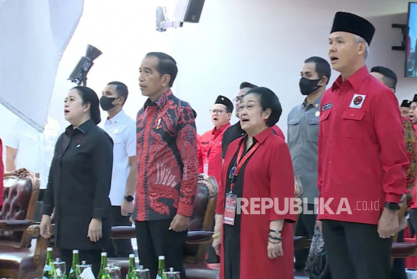 Presiden Joko Widodo (Jokowi) bersama Ketua Umum PDIP Megawati Soekarnoputri hadir dalam rapat kerja nasional (Rakernas) III PDIP di Sekolah Partai PDIP, Jakarta, Selasa (6/6/2023). 