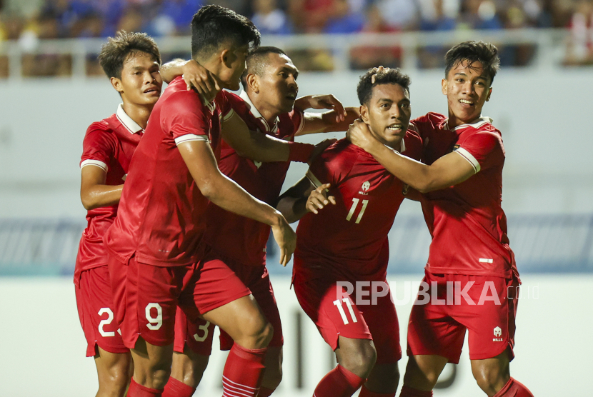 Para pesepak bola timnas Indonesia U-23 saat merayakan kemenangan.