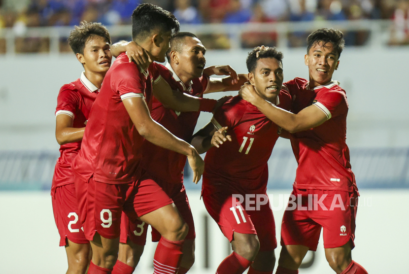 Pesepak bola Timnas U-23 Indonesia Jeam Kelly Sroyer (kedua kanan) bersama rekannya berselebrasi usai mencetak gol ke gawang Timnas U-23 Thailand dalam Semifinal Piala AFF U-23 2023 di Rayong Provincial Stadium, Thailand, Kamis (24/8/2023). Timnas U-23 Indonesia berhak melaju ke babak final usai menang dengan skor 3-1.