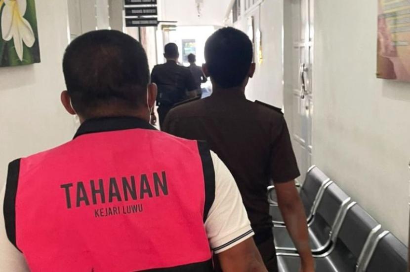 Kejari Luwu tetapkan tiga tersangka korupsi dana Desa Lampuara.