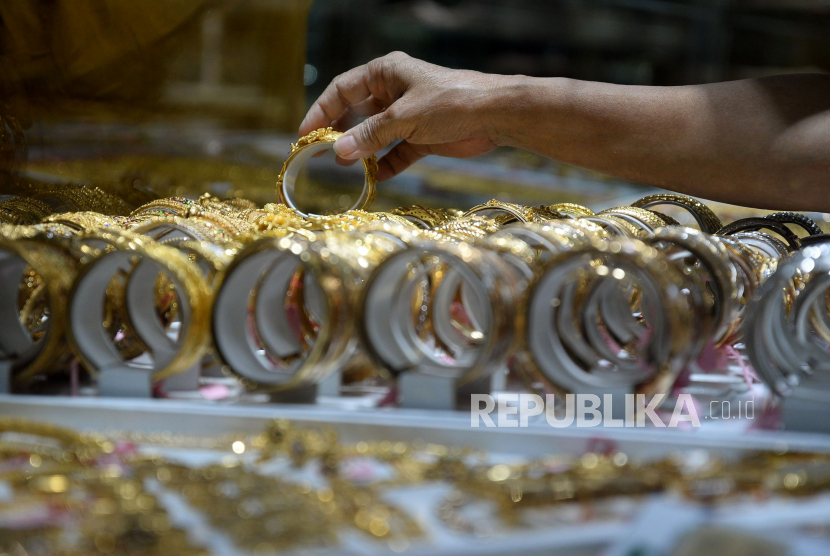 Penjual menata emas perhiasan di Jakarta, Rabu (22/7). Uni Emirat Arab (UEA) menjadi negara di Timur Tengah dengan penjualan emas tertinggi pada 2022. 
