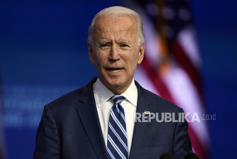  Presiden terpilih Joe Biden mendengarkan pertanyaan dari seorang reporter saat dia berbicara pada hari Selasa, 10 November 2020, di teater The Queen di Wilmington, Del.
