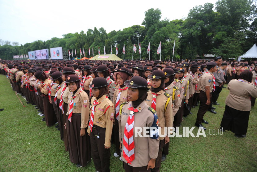Anggota Pramuka bersiap mengikuti Upacara Peringatan Hari Pramuka ke-64 Tahun 2025 dan Pembukaan Perkemahan Pramuka Berkebutuhan Khusus (PPBK) Tingkat Nasional Tahun 2025 di Lapangan Utama Bumi Perkemahan, Cibubur, Jakarta, Kamis (14/8/2025). Upacara Peringatan Hari Pramuka ke-64 Tahun 2025, yang dirangkaikan dengan Pembukaan Perkemahan Pramuka Berkebutuhan Khusus (PPBK) Tingkat Nasional Tahun 2025 tersebut mengusung tema Kolaborasi untuk Membangun Ketahanan Bangsa.