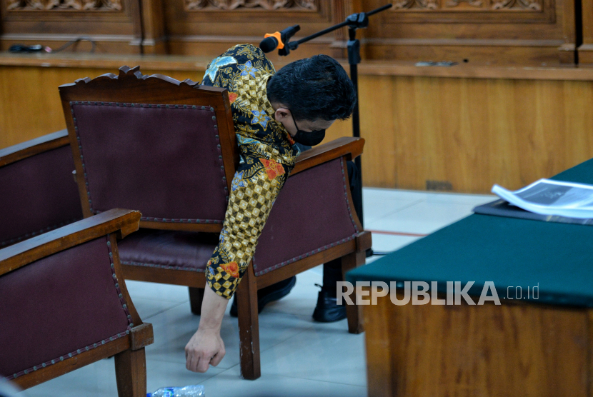 Terdakwa kasus pembunuhan berencana Ferdy Sambo saat menjalani sidang perdana di Pengadilan Negeri Jakarta Selatan, Jakarta, Senin (17/10/2022). Jaksa penuntut umum (JPU) menjatuhkan dakwa terhadap Ferdy Sambo telah melakukan pembunuhan berencana terhadap Brigadir Nofriansyah Yosua Hutabarat atau Brigadir  J  bersama Istirnya Putri Candrawathi, Kuat Maruf dan Bripka Ricky Rizal. Republika/Thoudy Badai