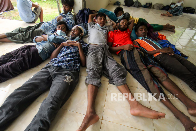 Sejumlah pengungsi etnis Rohingya sedang beristirahat. ilustrasi. Media Myanmar melaporkan puluhan pengungsi Rohingnya meninggal atau hilang setelah kapal yang mereka tumpangi terbalik dan tenggelam.