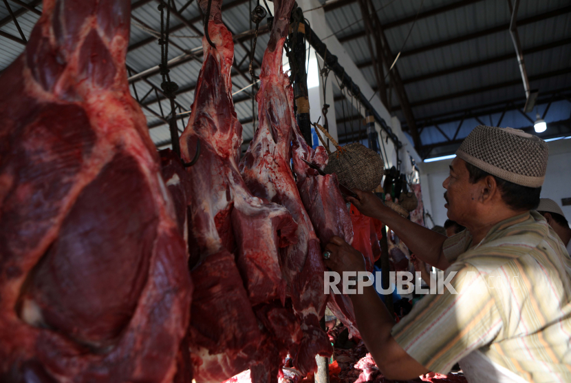 Seorang pedagang menyiapkan daging sapi untuk dijual di pasar tradisional di Banda Aceh, Indonesia