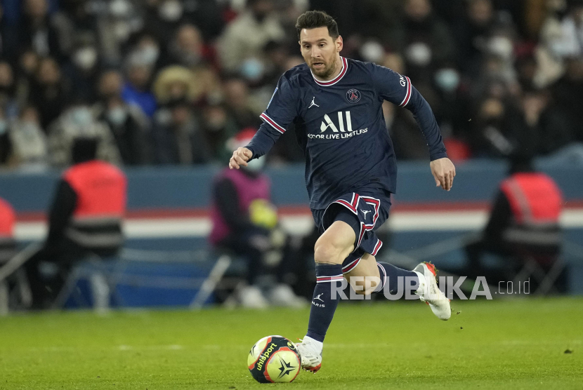 Pemain PSG Lionel Messi beraksi selama pertandingan sepak bola Liga Satu Prancis antara Paris Saint-Germain dan Monaco di stadion Parc des Princes di Paris, Prancis, Senin (13/12) dini hari WIB.