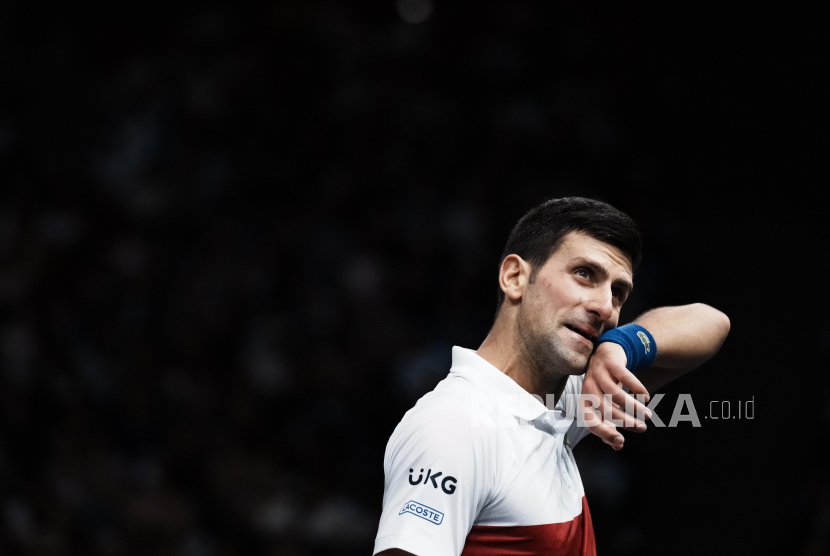 Novak Djokovic dari Serbia menyeka keringat di dahinya saat pertandingan semifinal melawan Hubert Hurkacz dari Polandia, di turnamen tenis Paris Masters di Accor Arena, di Paris, Prancis, Sabtu, 6 November 2021.