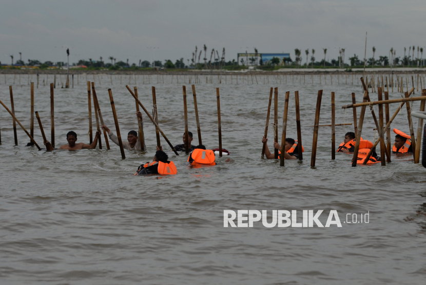 Personil TNI AL bersama warga membongkar pagar laut di Perairan Tanjung Pasir, Kabupaten Tangerang, Banten, Sabtu (18/1/2025). 