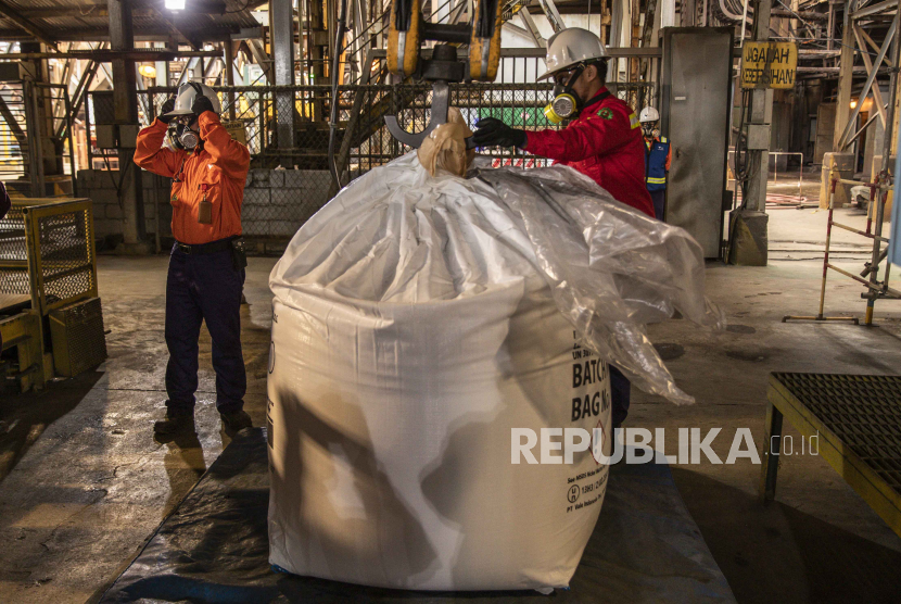 Pekeja mengemas nickel matte di pabrik PT Vale Indonesia di Sorowako, Sulawesi Selatan, Indonesia, 28 Juli 2022. 