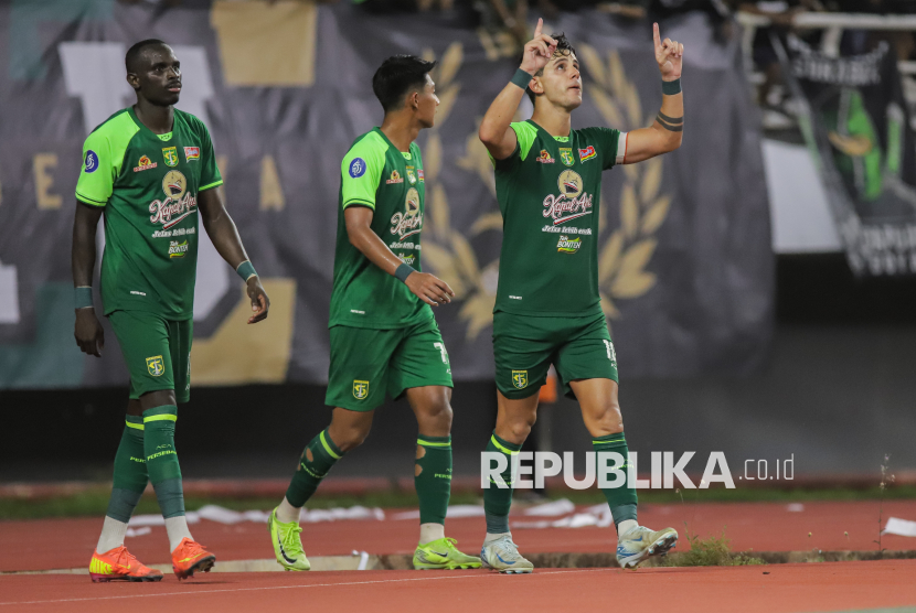 Pesepak bola Persebaya Surabaya Bruno Moreira (kanan) berselebrasi bersama rekan setimnya Flavio Silva (kiri) dan Malik Risaldi (tengah) usai mencetak gol ke gawang PSBS Biak pada pertandingan BRI Liga 1 di Stadion Gelora Bung Tomo, Surabaya, Jawa Timur, Sabtu (15/2/2025). Persebaya Surabaya mengalahkan PSBS Biak dengan skor 1-0. Gol kemenangan Persebaya dicetak Bruno Moreira Soares di menit ke-54.