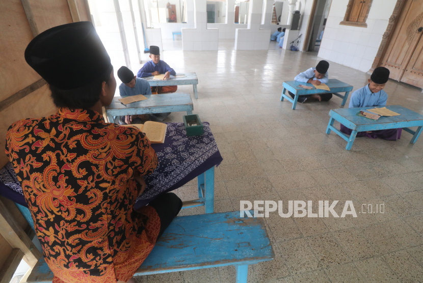 Sejumlah santri mengaji kitab kuning di Pondok Pesantren Kapurejo, Kediri, Jawa Timur, Kamis (7/4/2022).