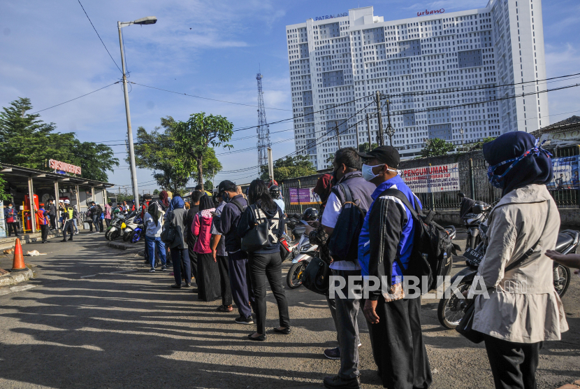 Calon penumpang antre untuk masuk Stasiun Bekasi, Jawa Barat, Selasa (2/6/2020). Antrean panjang penumpang KRL Commuter Line itu akibat kebijakan pembatasan jumlah penumpang di setiap rangkaian kereta untuk mencegah penyebaran wabah COVID-19