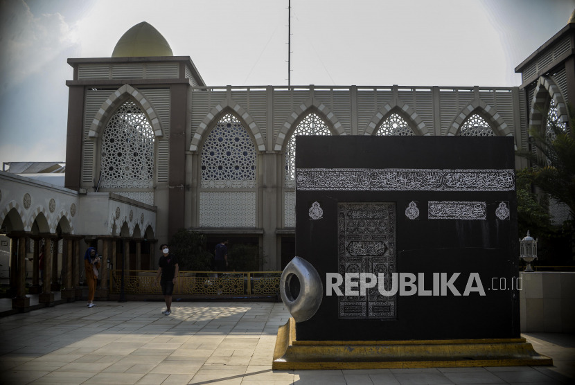 Ilustrasi warga melihat miniatur Kabah di Masjid Nurul Iman, Blok M Square, Jakarta. Kemenag Jatim Libatkan Penyuluh Agama Berikan Manasik Haji