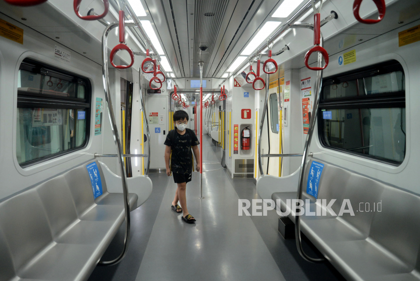 Sorang anak berada di rangkaian kereta LRT di Stasiun Pegangsaan Dua Jakarta, Selasa (24/1/2023). Upaya mengubah paradigma penggunaan transportasi terus dilakukan pemerintah.