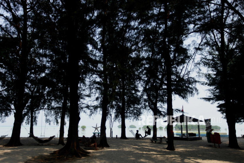 Wisatawan menikmati keindahan alam Pulau Pari, di Kabupaten Kepulauan Seribu, Jakarta. KIARA sebut aksi reklamas di gugusan Pulau pari merusak ekosistem perairan.