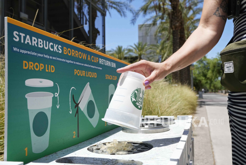 Pelanggan membuang gelar yang bisa didaur ulang di kedai Starbucks di Arizona, Amerika Serikat.