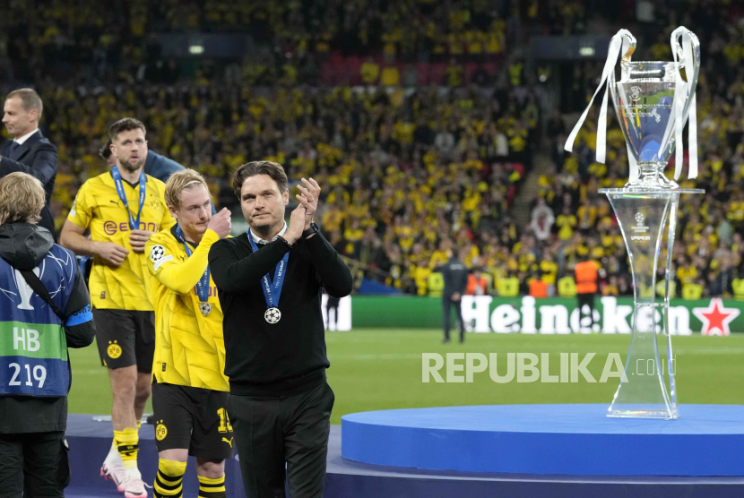 Pelatih kepala Dortmund Edin Terzic bertepuk tangan setelah mengumpulkan medali tempat kedua setelah pertandingan sepak bola final Liga Champions antara Borussia Dortmund dan Real Madrid di stadion Wembley di London, Ahad (2/6/2024) dini hari WIB.