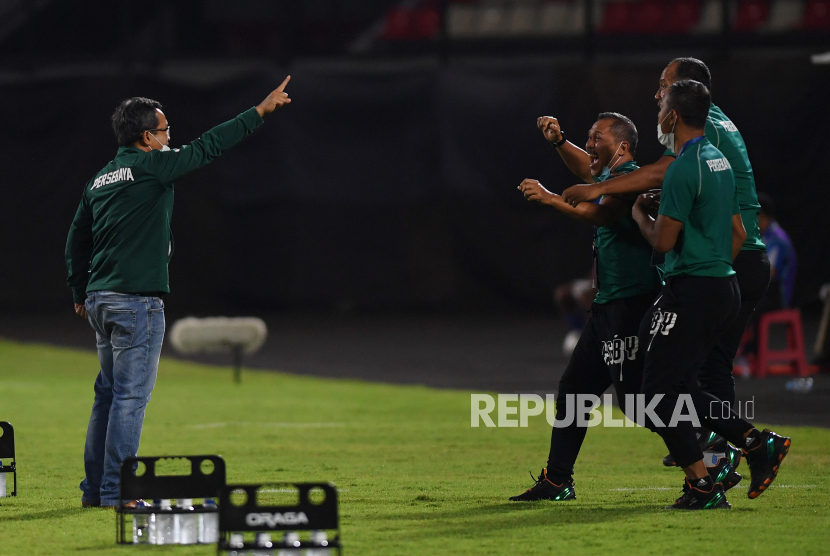Pelatih Persebaya Surabaya Aji Santoso (kiri) berselebrasi dengan anggota ofisial setelah timnya berhasil memetik kemenangan di Liga 1 2022/2023.