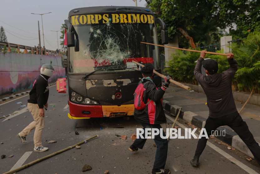 Sejumlah pengunjuk rasa merusak bus milik polisi saat melakukan aksi di kawasan Gedung DPR, Jakarta, Senin (25/8/2025). Tujuh dari 351 orang yang ditangkap petugas saat demo di depan Gedung DPR/MPR RI.