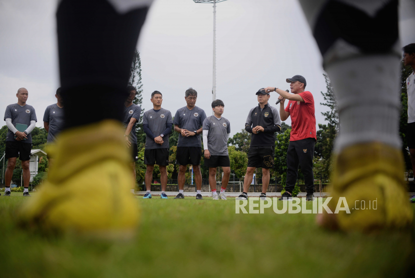 Ketua Umum PSSI Mochamad Iriawan (kanan) bersama Pelatih Timnas U-20 Shin Tae Yong (kedua kanan) menyampaikan instruksi  kepada Pesepakbola Timnas U-20 di Lapangan A Senayan, Jakarta, Rabu (15/2/2023). Timnas U-20 menjalani pemusatan latihan jelang kejuaraan Piala Asia U-20 2023.