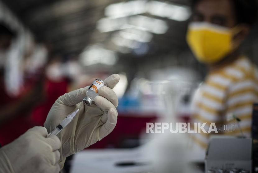 Kemenag Minta ASN di Ditjen Pendis Jadi Duta Vaksinasi. Tenaga kesehatan bersiap menyuntikkan vaksin COVID-19 kepada warga di Stasiun Jakarta Kota, Jakarta, Rabu (28/7/2021). Pemprov DKI Jakarta mencatat per 26 Juli 2021, program vaksinasi COVID-19 untuk pelajar hingga lansia di Ibu Kota sudah menyasar 7,1 juta warga dan sasaran vaksin akan terus bertambah setiap harinya. 
