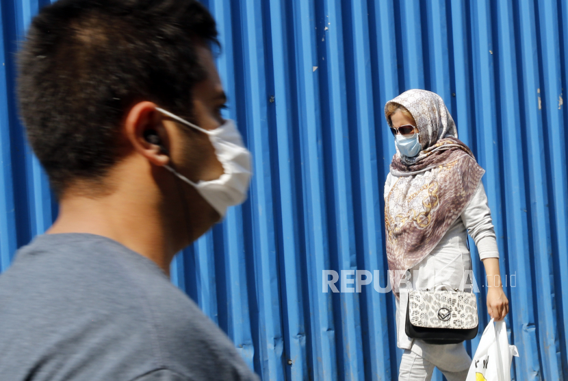Orang Iran mengenakan masker wajah pergi berbelanja di sekitar bazaar besar Teheran di Teheran, Iran. Di Iran setiap tujuh menit satu orang meninggal karena Covid-19. Ilustrasi.