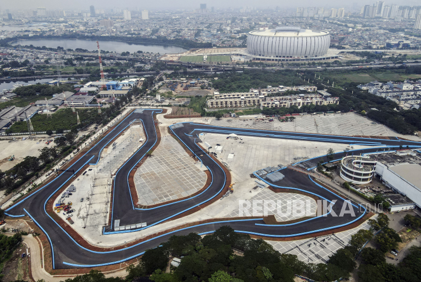 Foto dari atas saat pembangunan Sirkuit Ancol untuk balapan Formula E atau Jakarta E-Prix di Jakarta Utara, Rabu (11/5/2022). 