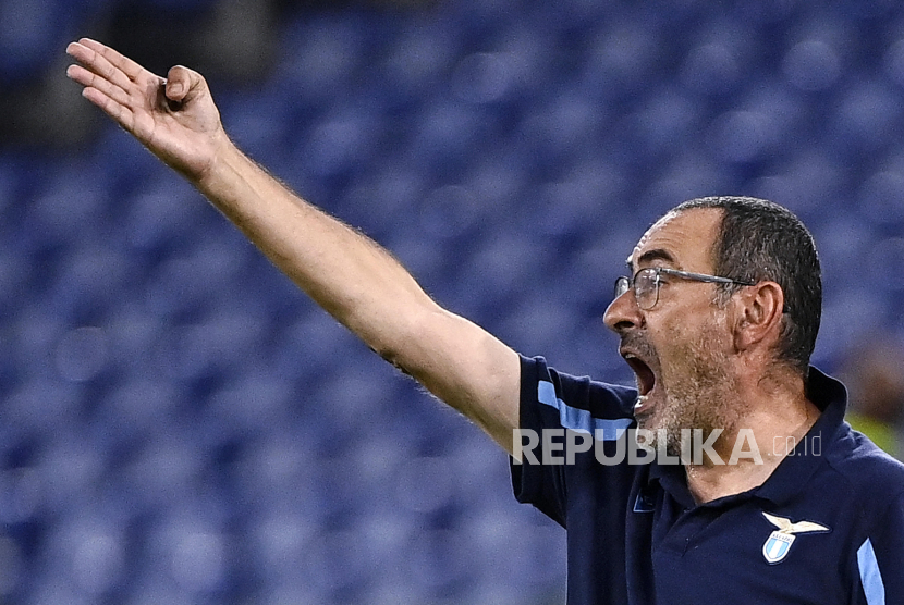 Pelatih kepala Lazio Maurizio Sarri bereaksi selama pertandingan sepak bola grup E Liga Eropa UEFA antara SS Lazio dan FK Lokomotiv Moskow di stadion Olimpico di Roma, Italia, 30 September 2021.