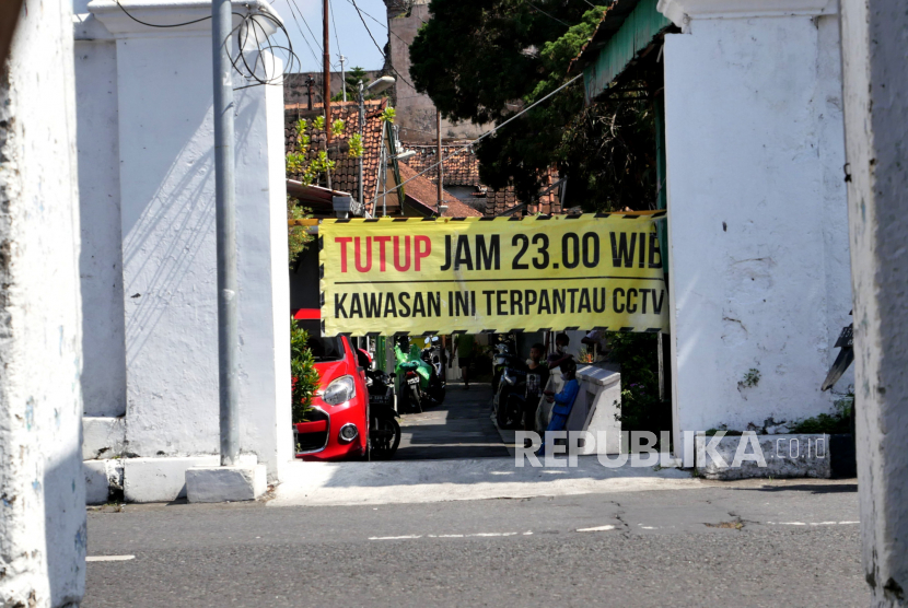 Pintu masuk kampung ditutup di kawasan Tamansari, Yogyakarta, Selasa (29/6). Penutupan secara mandiri ini untuk membatasi pergerakan warga dari luar kampung. Untuk mengantisipasi dan menghambat penyebaran Covid-19 ditengah lonjakan tren kasus positif Covid-19.