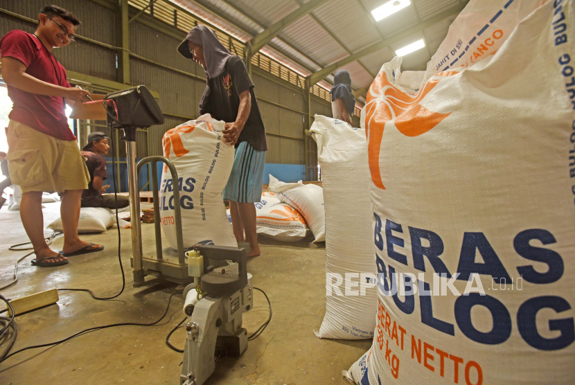 Pekerja menimbang beras di gudang Bulog (ilustrasi). Kepala Badan Pangan Nasional/National Food Agency (NFA) Arief Prasetyo Adi mengatakan, Bulog mulai mendistribusikan bantuan pangan beras tahap ke-2 kepada 21,3 juta keluarga penerima manfaat (KPM) yang tersebar di 38 provinsi.