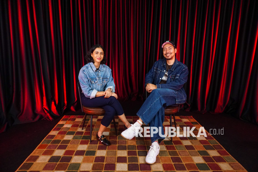 Pemain film Iskak Khivano dan Aghniny Haque berpose saat media visit ke Republika di Jakarta, Senin (7/9/2026). Kunjungan tersebut dilakukan untuk mempromosikan film Bisikan Desa Gringsing yang akan tayang di bioskop pada 24 September.